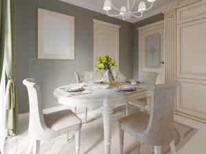 Prowansalska, elegancka i przestronna jadalnia w bieli, ecru i pastelach, z owalnym, białym stołem.